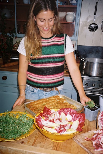 La chef Atlanta Thompson con algunos de sus platos en una imagen proporcionada por la cocinera.