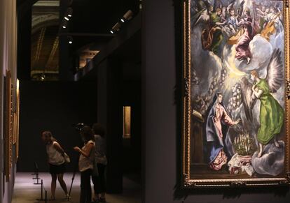 'La Anunciación' en primer plano, una de las muestras de la importancia que el pintor le da a la figura de los ángeles, reiterativas a lo largo de toda su obra.