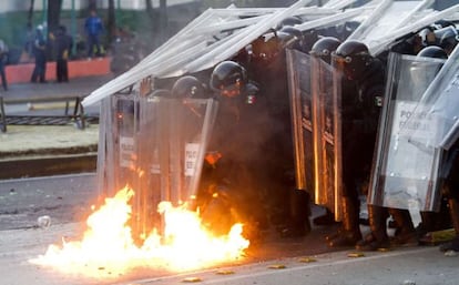 La policía trata de contener a los manifestantes junto al Congreso.