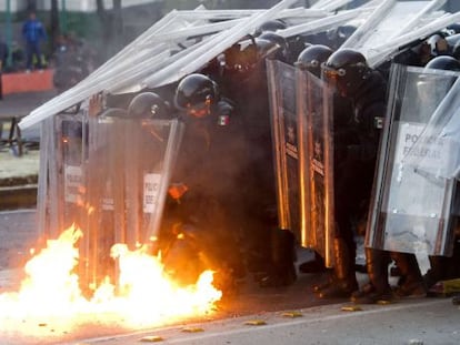 La policía trata de contener a los manifestantes junto al Congreso.