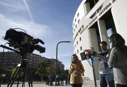 Periodistas junto al Palacio de Justicia de Navarra, donde se celebra el juicio a cinco jóvenes acusados de una supuesta violación de una joven de 18 años en los Sanfermines del 2016.