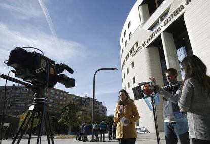 Periodistas junto al Palacio de Justicia de Navarra, donde se celebra el juicio a cinco j&oacute;venes acusados de una supuesta violaci&oacute;n de una joven de 18 a&ntilde;os en los Sanfermines del 2016.