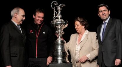 El dueño del Alinghi, Ernesto Bertarelli, y la alcaldesa de Valencia, Rita Barberá, muestran la Jarra de las Cien Guineas junto al delegado del Gobierno, Ricardo Peralta (izquierda), y el consejero Vicente Rambla.