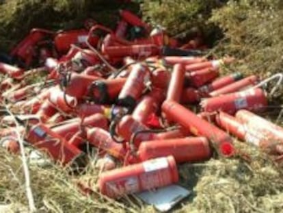 Extintores vertidos en un humedal en el término municipal de Valdemoro.