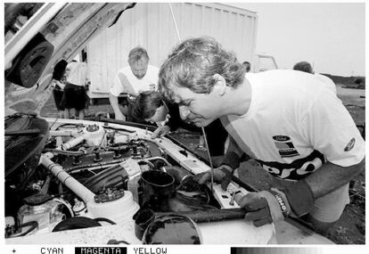 Carlos Sainz comprueba el estado del motor de su coche, antes del comienzo del Rally Safari, en Kenia, el 4 de abril de 1996.