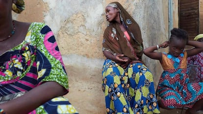 Una mujer desplazada permanece en el patio de la vivienda donde ha sido refugiada en Segou (Mali), el 30 de septiembre de 2019, después de haber abandonado su localidad de origen debido a la violencia que azota esta región del país desde 2012.