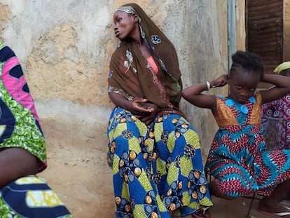 Una mujer desplazada permanece en el patio de la vivienda donde ha sido refugiada en Segou (Mali), el 30 de septiembre de 2019, después de haber abandonado su localidad de origen debido a la violencia que azota esta región del país desde 2012.