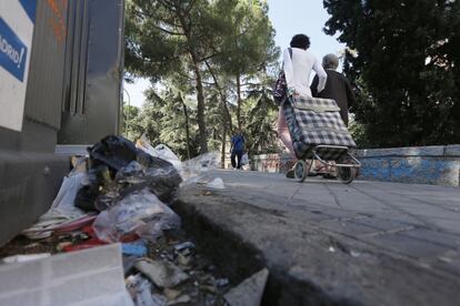 En la imagen, desperdicios de toda índole en los barrios del Sur de Madrid.