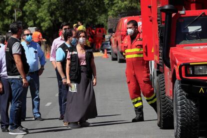 La presidenta de la Comunidad de Madrid, Isabel Díaz Ayuso, estuvo este lunes presente en las labores de extinción del incendio declarado en la localidad madrileña de Robledo de Chavela, controlado tras calcinar unas 800 hectáreas.