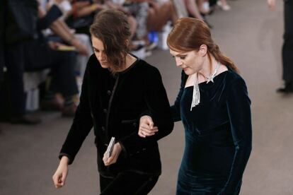 Dos generaciones, dos rostros de Chanel. Las actrices Julianne Moore y Kristen Stewart durante el desfile. Ambas son incondicionales de la 'maison' francesa, y la protagonista de la saga de Crepúsculo es imagen de la firma.