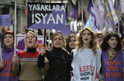 Manifestación por el Día Internacional de la Mujer en Estambul. En la ciudad turca, cientos de mujeres han salido a la calle para reclamar la igualdad de derechos.