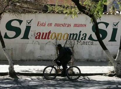 Un cartel alusivo al referéndum en la región de Tajira