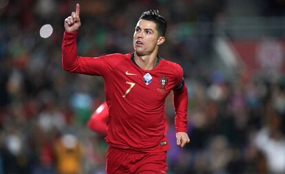 Cristiano Ronaldo celebra uno de sus goles a Lituania.