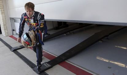 Sebastian Vettel sale del taller de Red Bull.