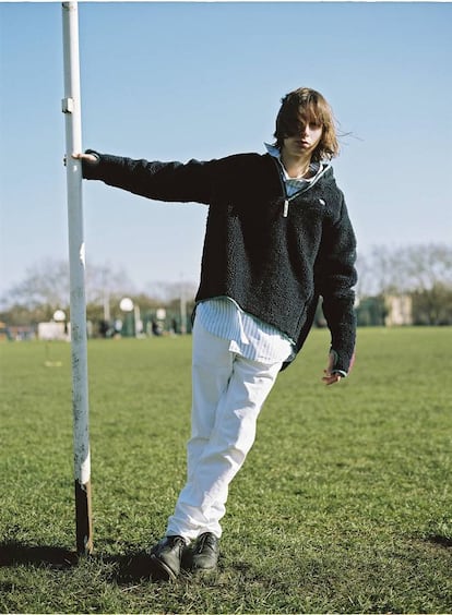 Jason lleva forro polar Martine Rose, camisa Brooks Brothers, pantalón FAY y sus propios zapatos.