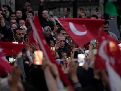 President Recep Tayyip Erdogan waves to supporters outside his residence in Istanbul, Turkey, on May 28, 2023.