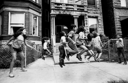Un grupo de seis niños saltan a la comba en una foto de archivo de Chicago en los años sesenta