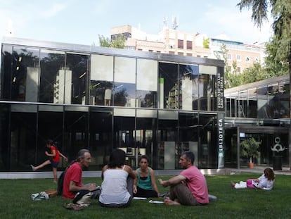 Biblioteca Eugenio Tr&iacute;as del parque del Retiro.