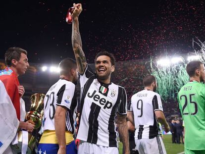 Alves festeja tras la final de Copa Italia.