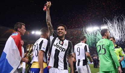 Alves festeja tras la final de Copa Italia.