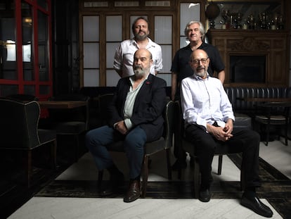 Los creadores de 'Sentimos las molestias', Juan Cavestany y Álvaro Fernández-Armero, con los actores Antonio Resines y Miguel Rellán, antes de arrancar la jornada de rodaje el pasado 15 de junio en un restaurante de Madrid.