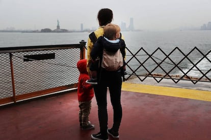 Una dona amb els seus fills en un ferri a Nova York.