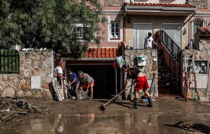 Una familia de Villamanta se afanaba el pasado jueves en retirar el barro de su vivienda tras el paso de la dana.