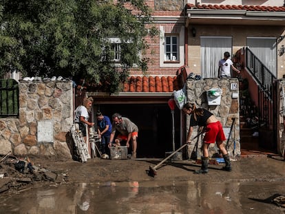 Una familia de Villamanta se afanaba el pasado jueves en retirar el barro de su vivienda tras el paso de la dana.