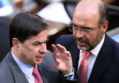 El senador colombiano Juan Fernando Cristo, coordinador de la ley de víctimas, conversa con el senador del Partido Liberal, Camilo Sánchez.