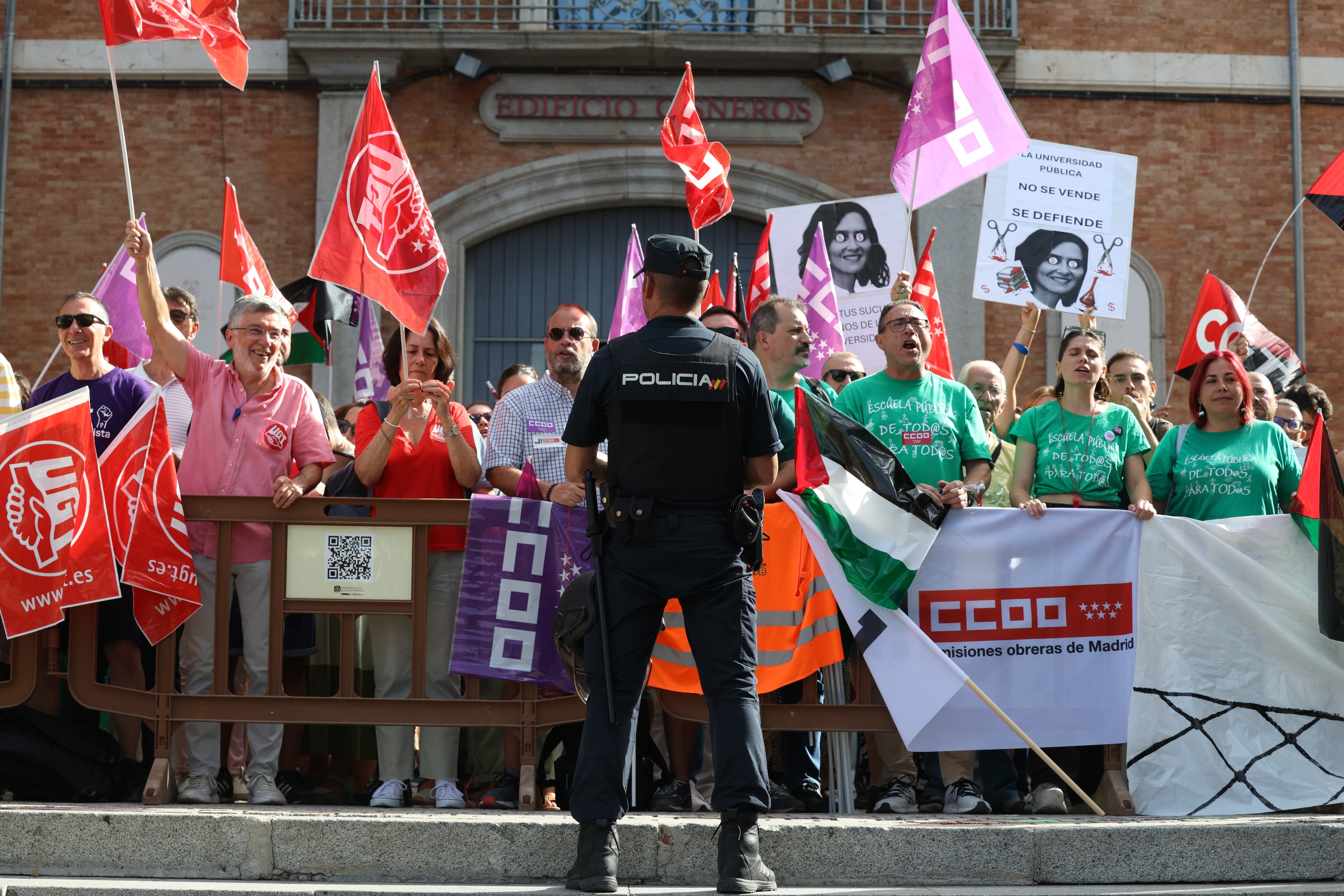 Protestas contra Isabel Díaz Ayuso en la Universidad de Alcalá de Henares, este jueves.