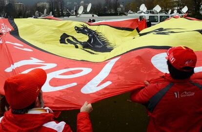 Seguidores de Schumacher ondean a bandeira de Ferrari