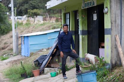 Cabrera afuera del negocio que regenta en Ciudad de Guatemala.