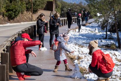 Una niña juega con la nieve en la montaña del Tibidabo. 