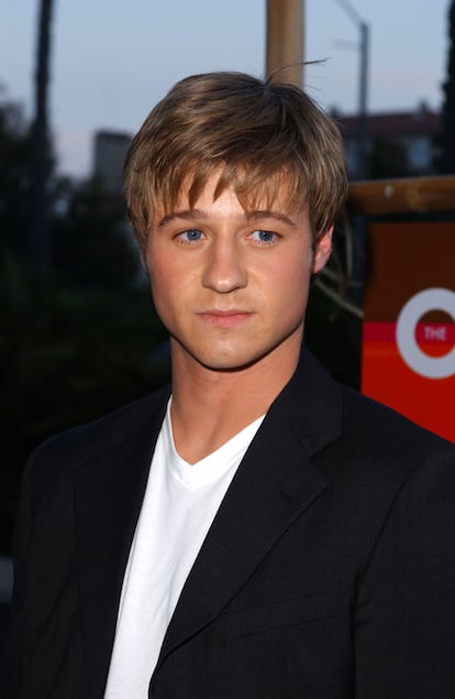 BENJAMIN MCKENZIE – Al igual que Adan Brody, Benjamin McKenzie (Austin, 46 años), alcanzó la popularidad gracias a 'The O. C.'. A su Ryan Atwood le tocaba ser el James Dean, o más bien el Dylan Mckay, de la nueva generación. Como manda el canon de los dramas adolescentes, era un rebelde con escasos recursos económicos que auspiciado por una familia acomodada acaba ganándose a todos con su buen corazón. Además de a sus tutores, también conquistaba a Marisa Cooper, la abeja reina del condado de Orange. El momento en el que Ryan lleva en brazos el cuerpo moribundo de Marisa, interpretada por Mischa Barton, mientras de fondo suena la versión de Imogen Heap de 'Hallelujah' está clavado a fuego en la memoria de una generación. En la imagen, Benjamin McKenzie en 2003.