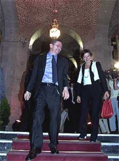Alberto Ruiz-Gallardón sale de la sede de la Comunidad de Madrid, con su mujer, para dirigirse a la del PP.
