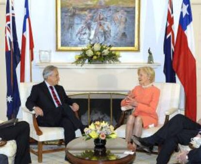 Fotografia cedida por la Presidencia de Chile en la que aparecen el presidente de Chile, Sebastián Piñera, y la gobernadora general de Australia, Quentin Bryce. Piñera visitó hoy la réplica de la cápsula "Fénix 2" utilizada para rescatar a los 33 trabajadores atrapados en la mina de San José, trabajos por los que agradeció la ayuda australiana.