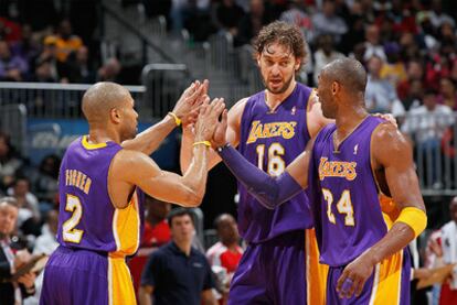 Derek Fisher, Pau Gasol y Kobe Bryant durante un tiempo muerto del partido jugada esta madrugada (hora española) contra los Hawks de Atlanta.