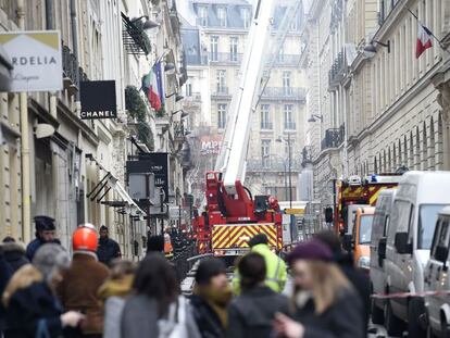 Camiones de bomberos junto al hotel Ritz de París, que ha sufrido un incendio.