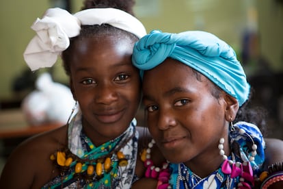 Dos jóvenes de la Coordinadora Nacional de Mujeres Negras (CONAMUNE), de Ecuador, el cuarto país de América Latina con mayor presencia de mujeres afrodescendientes. De acuerdo con el último censo del Instituto Nacional de Estadísticas y Censos, el 7% de las mujeres se identifica como tal. El 18,4% de las afroecuatorianas vive en condiciones de pobreza extrema, en comparación al 12,3% de hombres afro en la misma situación. Organizaciones como la CONAMUNE trabajan en el fortalecimiento de la identidad y la reivindicación de derechos, especialmente de mujeres afro. Estas jóvenes están al frente de la lucha por la justicia social y económica, demostrando que la educación y la organización comunitaria son claves para transformar sus vidas y sus entornos.