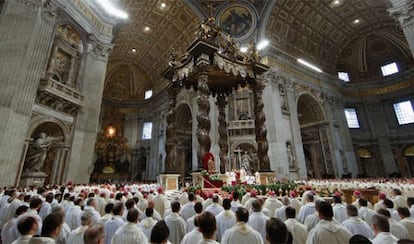 Benedicto XVI, durante la Misa Crismal en la basílica de San Pedro del Vaticano.