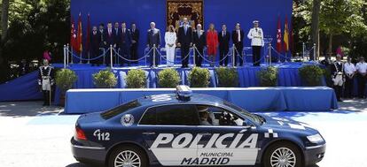 Desfile de policías municipales ante las autoridades.