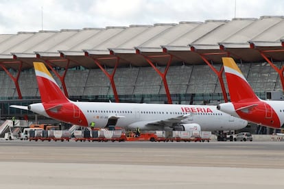 Un avión de Iberia en el aeropuerto de Barajas.