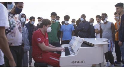 El pianista Francesco Taskayali, durante un concierto que ofreció en un barco de inmigrantes de la Cruz Roja durante el cierre de los teatros y las salas de música.