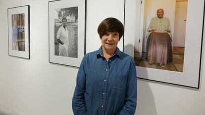 Sue Williamson, junto a su obra, en Casa África.