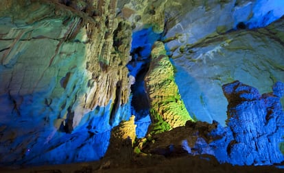 Phong Nha-K? Bng es un parque nacional que abarca una de las mayores zonas de karst del mundo, reconocio patrimonio mundial desde 2003 y ampliado este a?o. La proteccin abarca tres centenares de cuevas con una longitud total de 70 kilmetros y repletas de ros, cascadas y corrientes subterrneas. En la foto, la cueva de Phong Nha.