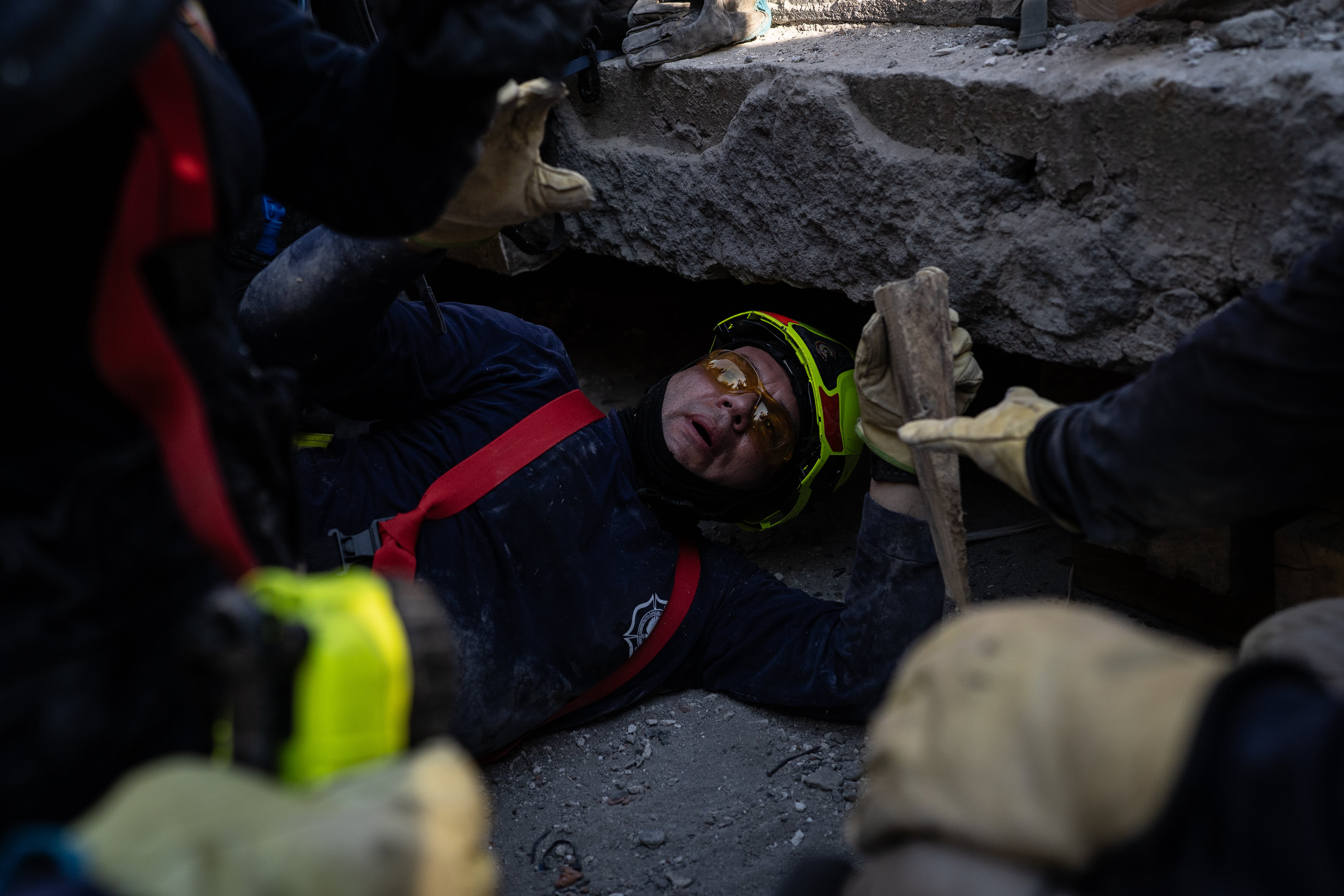 Un bombero coordina a su equipo para apuntalar unos escombros tras establecer contacto con Daniela Largo.