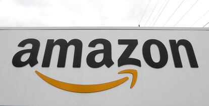 Logo de Amazon en instalaciones de la compañía.  