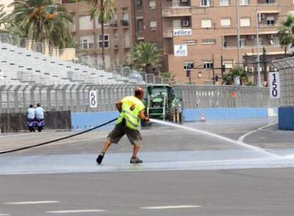 Un operario riega el circuito urbano de Valencia, escenario del GP de Europa del domingo.