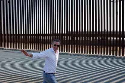 Gavin Newsom, el gobernador de California, se despide tras la conferencia de prensa ofrecida en la frontera con México.