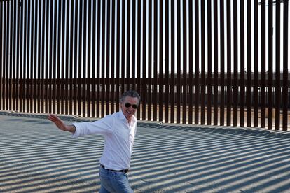 Gavin Newsom, el gobernador de California, se despide tras la conferencia de prensa ofrecida en la frontera con Mxico.